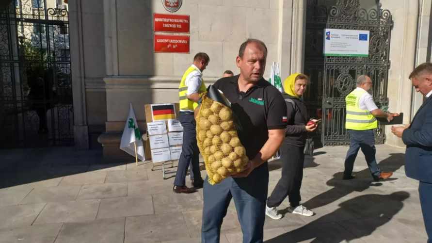 Польские фермеры бесплатно раздают тонны картошки. Но разбирают неохотно