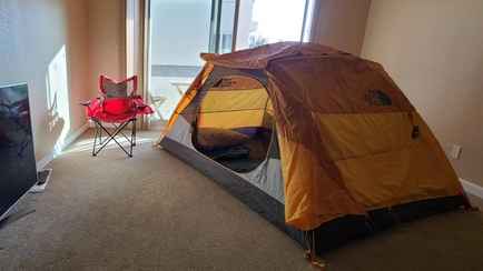 Милиция завела уголовку на минчанина за туристическую палатку в квартире