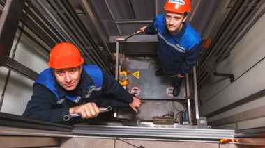 ЖКХ «запретило» белорусам придерживать двери лифтов руками