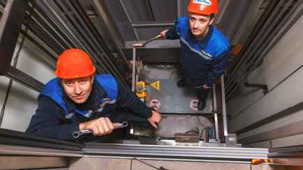 ЖКХ «запретило» белорусам придерживать двери лифтов руками