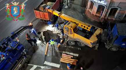 В центре Витебска на перекрёстке провалился асфальт