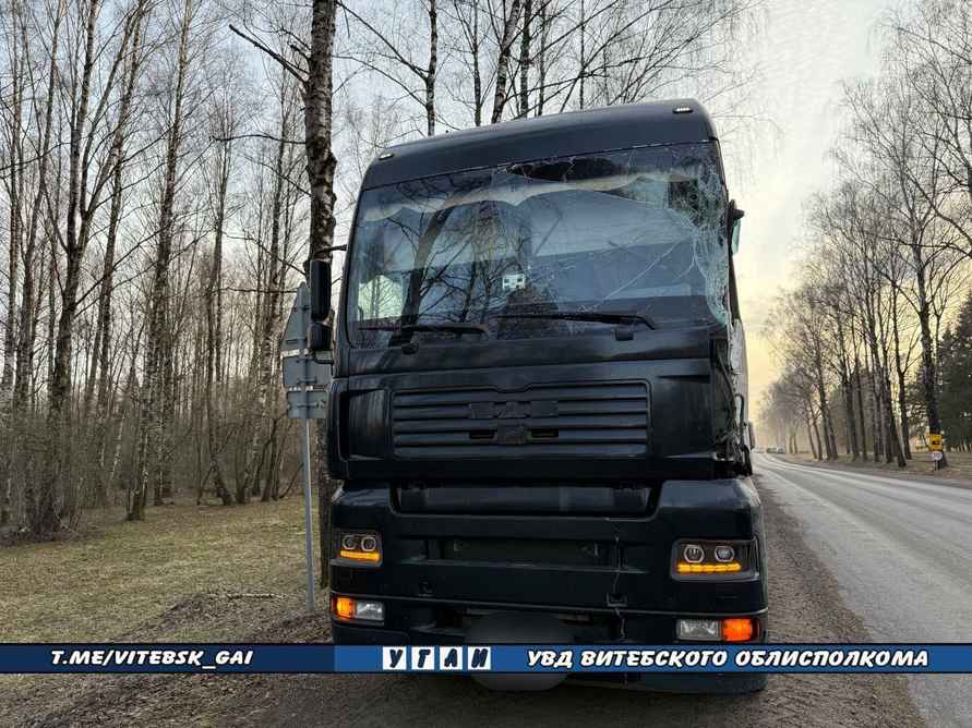 Под Витебском фура столкнулась с автобусом – трое пассажиров пострадали
