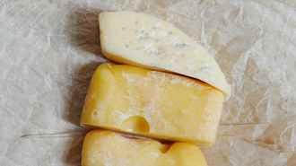 Обрезать или выбросить? Эксперт объяснила, когда можно есть сыр, на котором завелась плесень