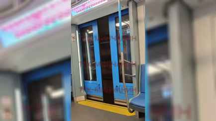 Видео из метро доказало важность надписи «не прислоняться» на дверях