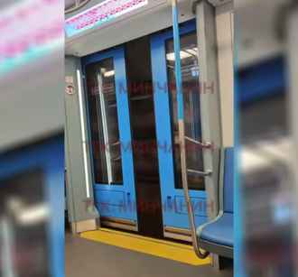 Видео из метро доказало важность надписи «не прислоняться» на дверях