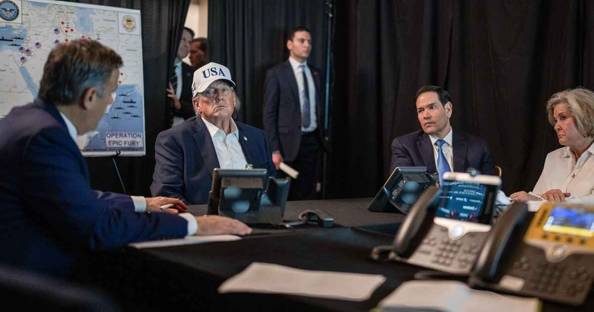 Трамп запаниковал и хочет закончить войну - Болтон