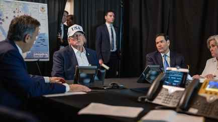 Трамп запаниковал и хочет закончить войну — Болтон