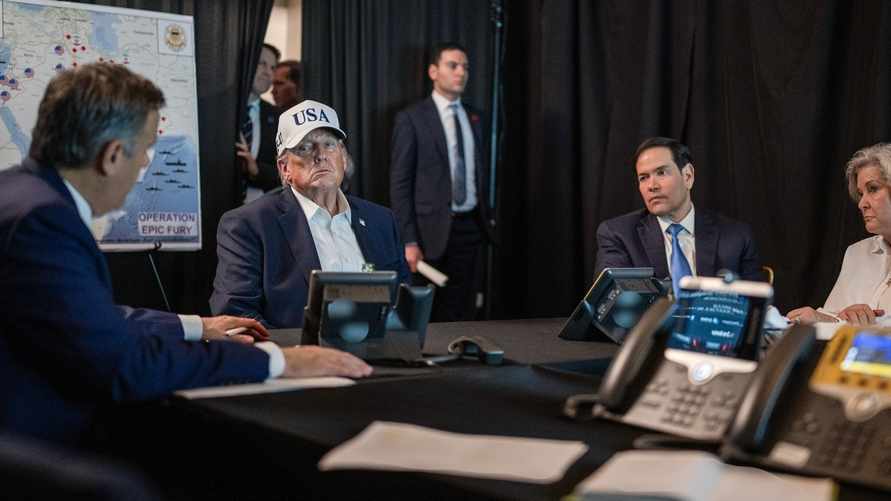 Трамп запаниковал и хочет закончить войну - Болтон