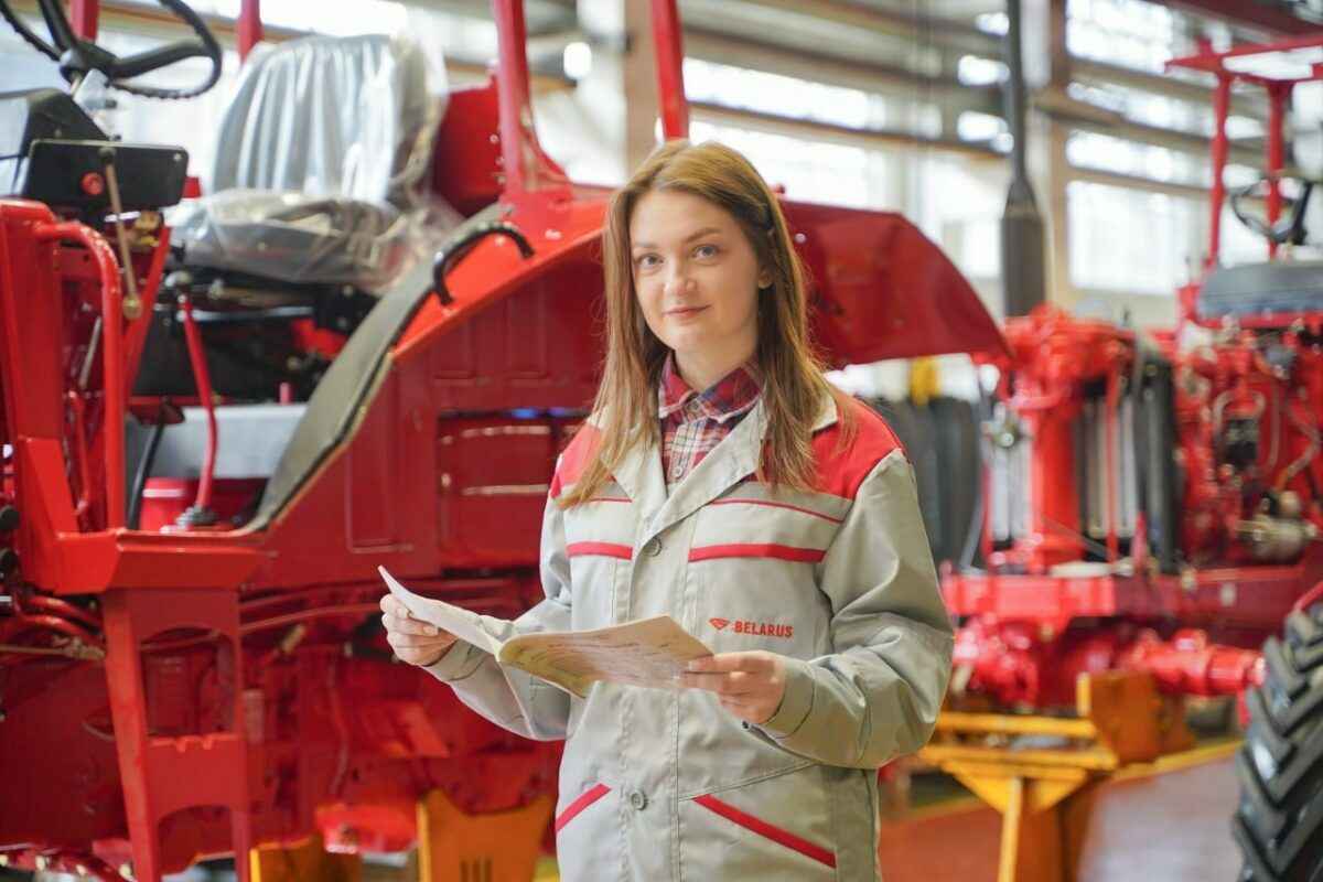 МТЗ предложил белорусам ходить в его спецодежде