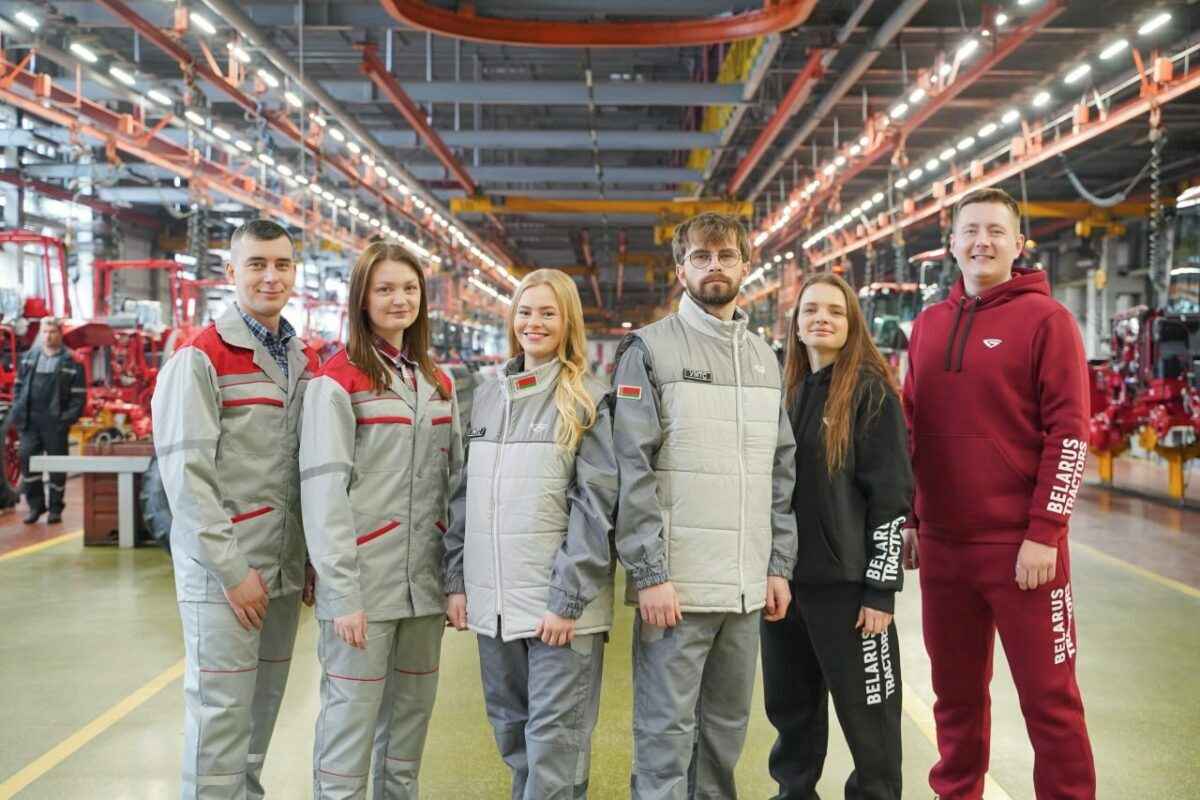 МТЗ предложил белорусам ходить в его спецодежде