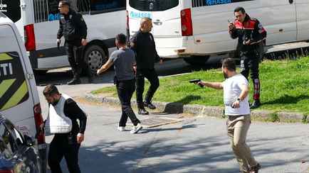 В Стамбуле неизвестные начали стрельбу у посольства Израиля