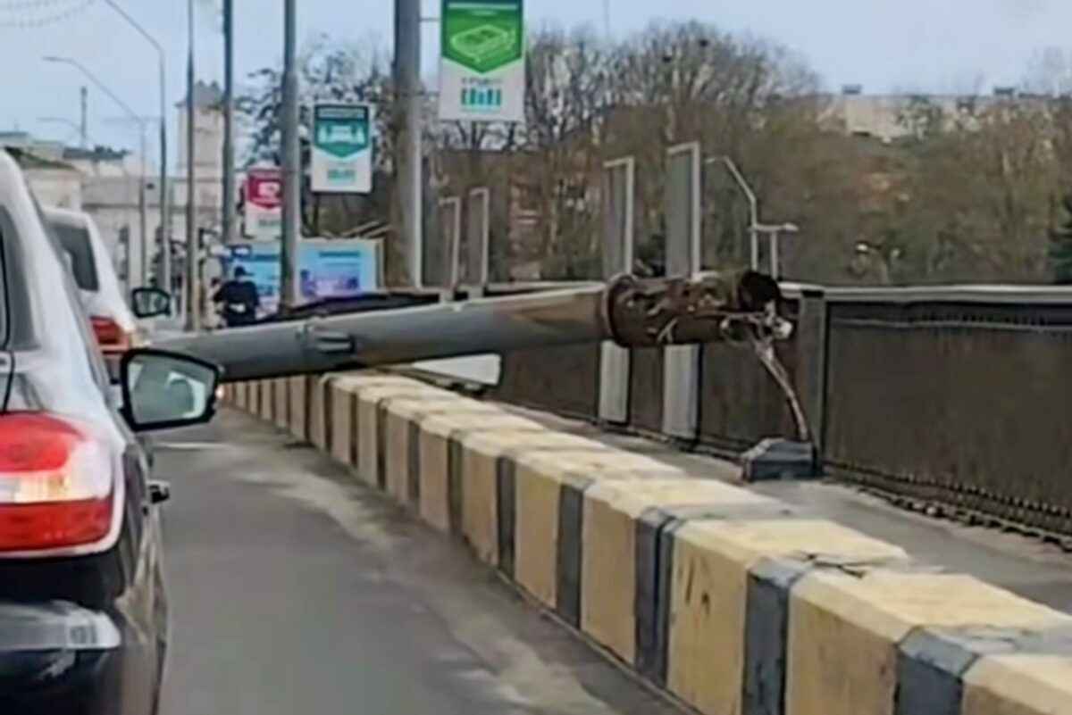 В Бресте упавший столб перегородил центральную улицу