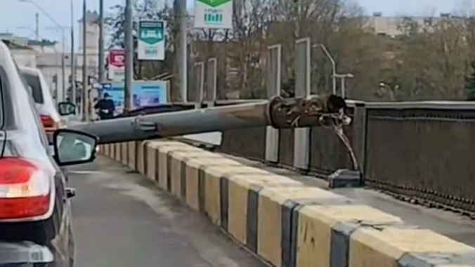 В Бресте упавший столб перегородил центральную улицу