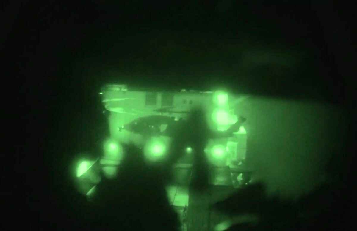 Американские военные взяли на абордаж иранское судно