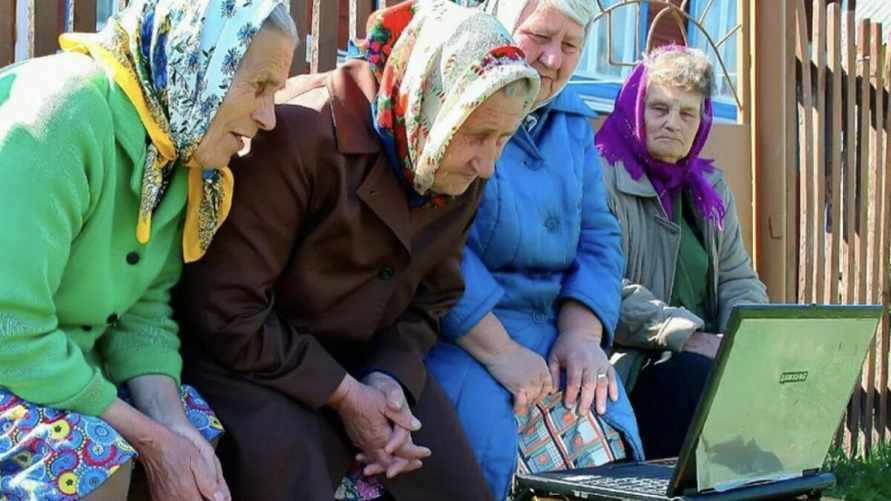 У Белстата спросили об услугах, которые ИП могут оказывать пенсионерам. Что, кроме уборки могил?