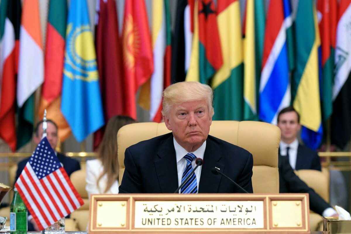 Экс-директор ЦРУ объявил Трампа сумасшедшим. Кто может отстранить от власти?