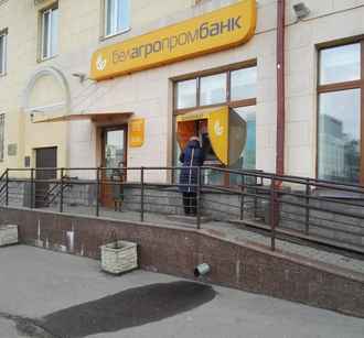 Один из белорусских банков ввёл лимит на снятие налички за границей