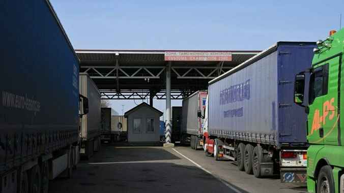 Совмин разрешил фурам покупать дату въезда на КПП на границе Беларуси за 1417 рублей