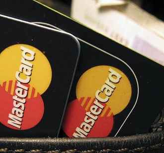 Карты двух белорусских банков перестали работать за границей