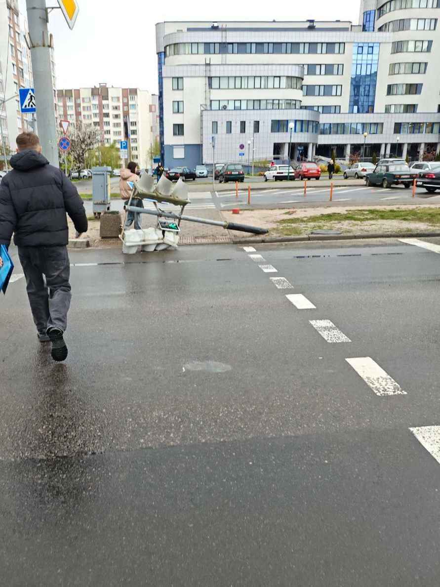 «Оранжевый» ветер в Беларуси валил светофоры, отключал свет и поднимал пылевые бури