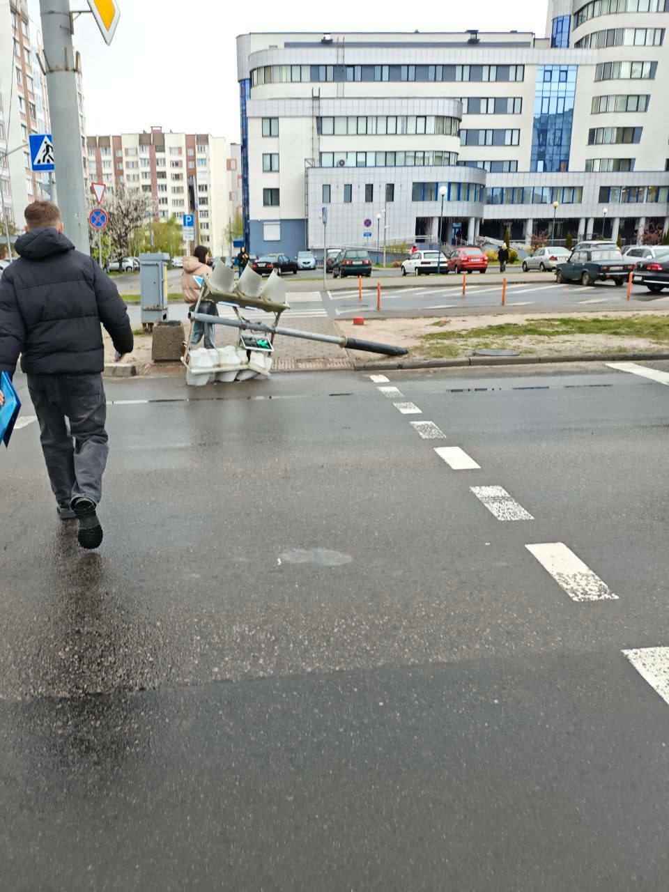 «Оранжевый» ветер в Беларуси валил светофоры, отключал свет и поднимал пылевые бури