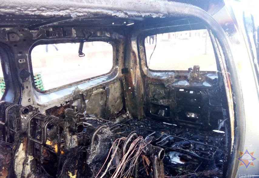 В центре Минска загорелся автомобиль. Виноваты старые батарейки?