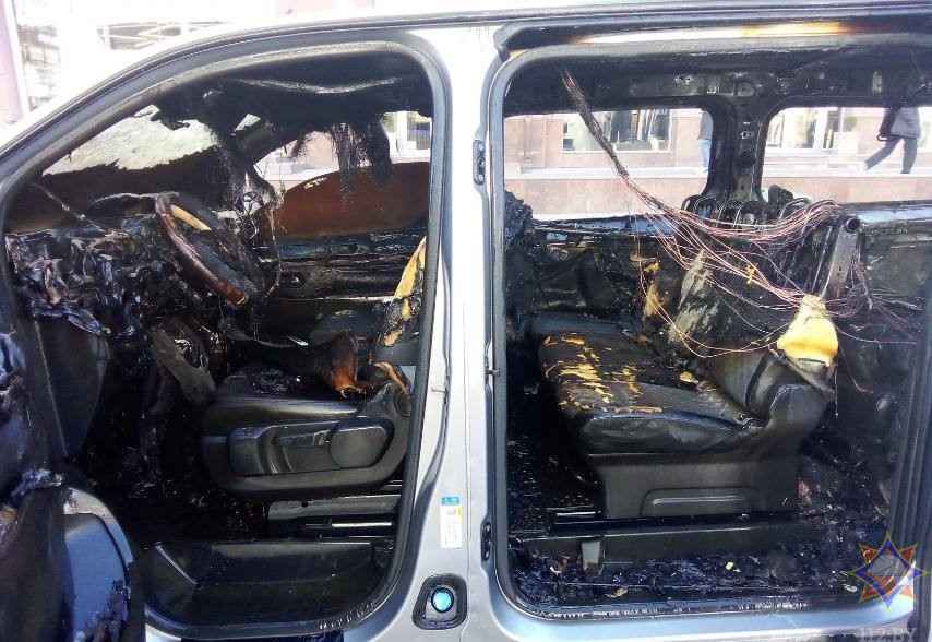 В центре Минска загорелся автомобиль. Виноваты старые батарейки?