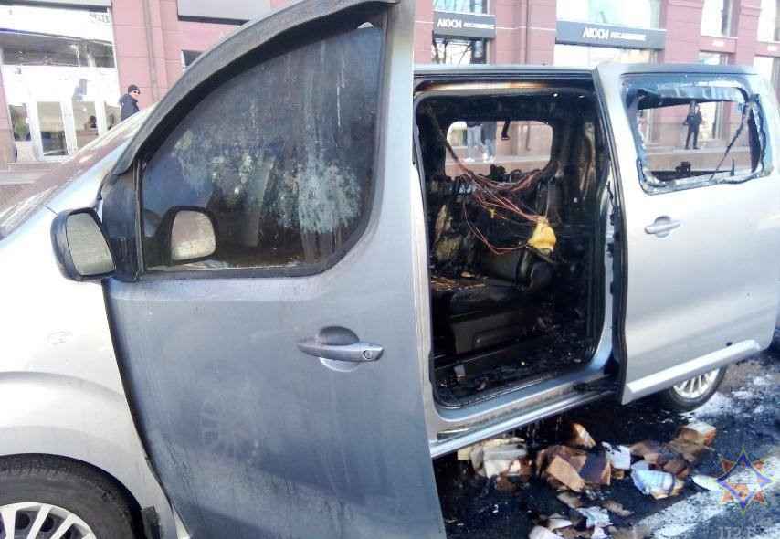 В центре Минска загорелся автомобиль. Виноваты старые батарейки?