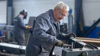 В Минтруда объяснили, отправят ли белорусов на переаттестацию из-за нового закона Совмина и кому сохранят право на доппенсию