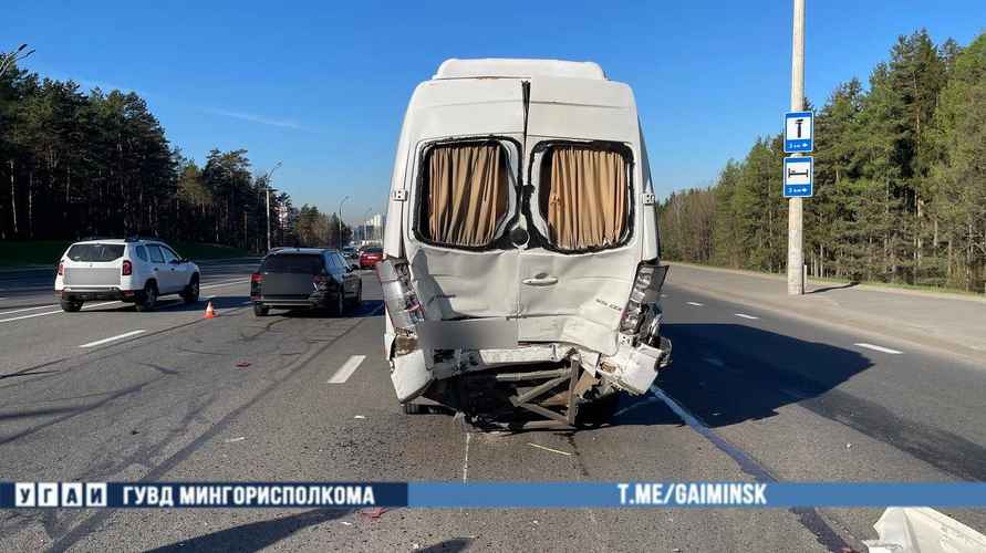 В Минске маршрутка и автобус столкнулись с легковушкой – есть пострадавший