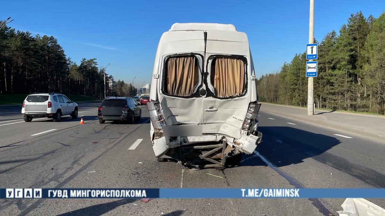 В Минске маршрутка и автобус столкнулись с легковушкой – есть пострадавший
