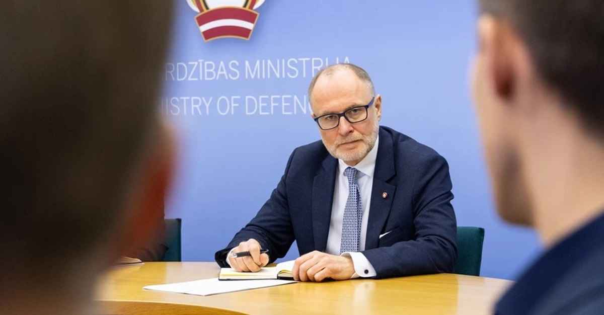 На фото - министр обороны Латвии Андрис Спрудс