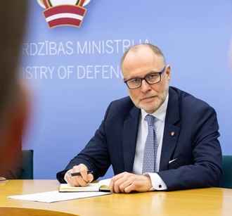 Министр обороны Латвии лишился поста из-за украинских дронов